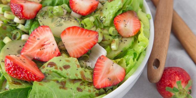 Opskrifter med jordbær: Grøn salat med jordbær