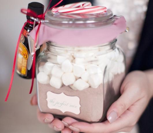 Hvordan laver gaver på nytårsaften med sine egne hænder: Sæt til varm chokolade
