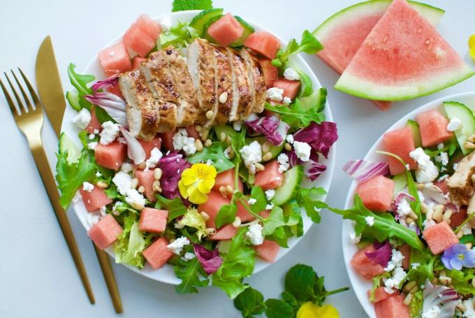 Salat med vandmelon, feta, kylling, nødder og honningdressing