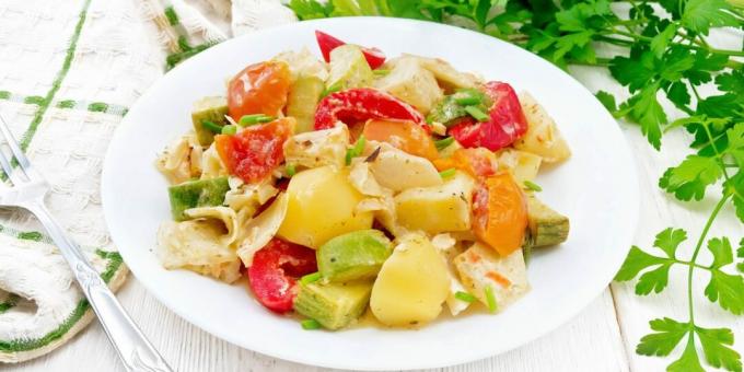 Grøntsagsgryderet med zucchini, kartofler og kål