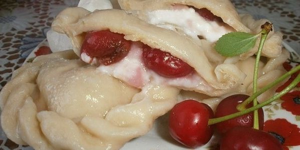 Dumplings med kirsebær og flødeost