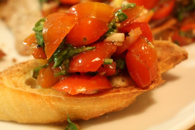 Bruschetta med tomater og basilikum 