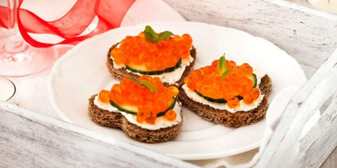Sandwich med rød kaviar og en agurk