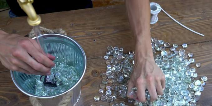 Sådan laver du en gør-det-selv springvand: fyld beholderen med dekorativt materiale