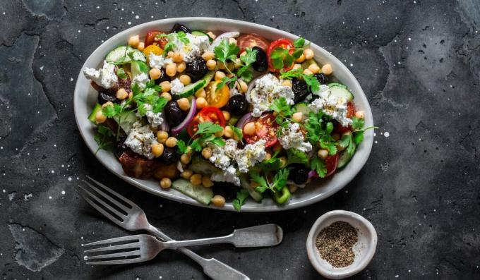 Salat med kikærter, grøntsager og feta