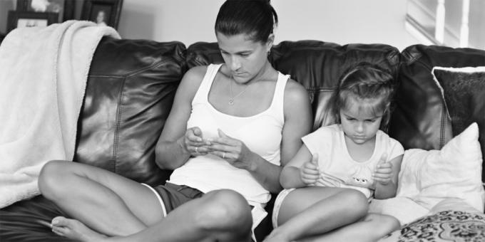 Mennesker uden smartphones - mor og datter