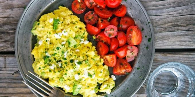 Røræg med avocado og feta