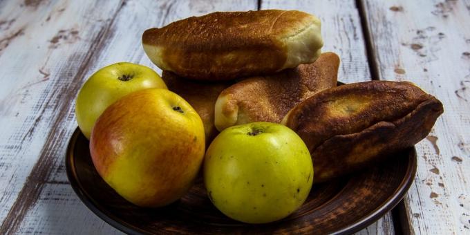 Kager fra usyrede dej med æbler og pærer