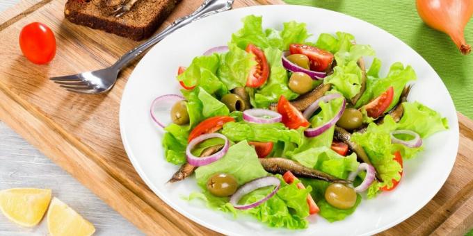 Enkel salat med brisling, tomater og oliven