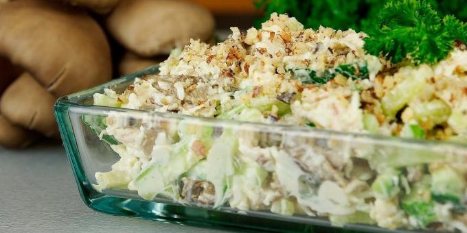 Salat med svampe, agurker og æg: en simpel opskrift