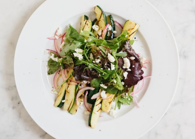 sommer salater: grillet zucchini salat, urter og feta