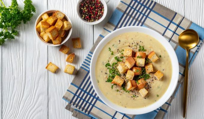 Flødeostsuppe med grøntsager og sojasovs