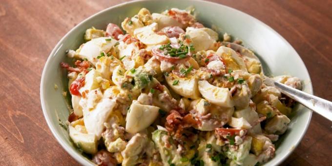 Salat med æg, cherrytomater, bacon og ost