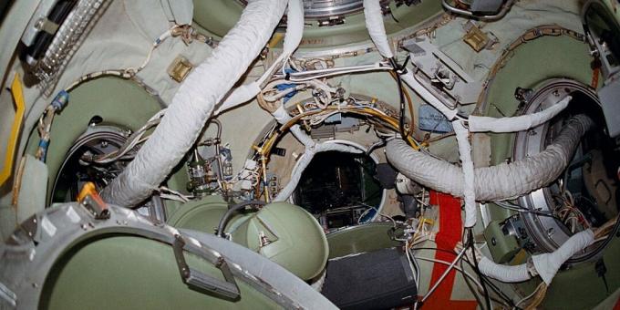 Interiør i dockingrummet på Mir orbital station