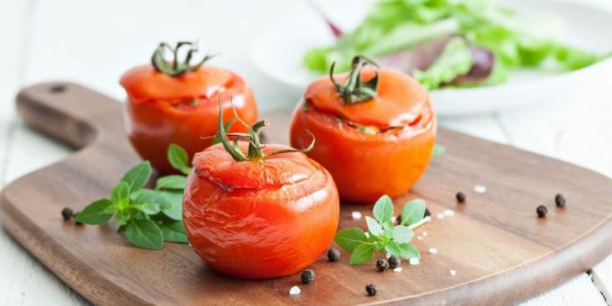 Tomater fyldt med kød og bulgur