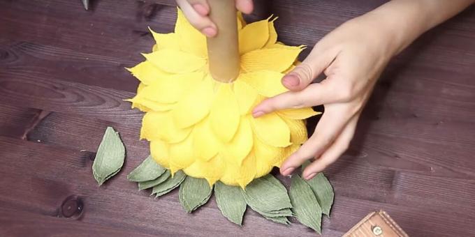Sådan laver du en buket slik med dine egne hænder: Lim resten af ​​kronblade
