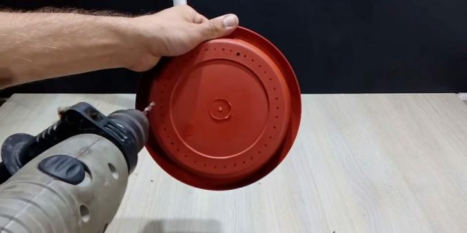 Sådan laver du et DIY springvand: bor huller i en plade