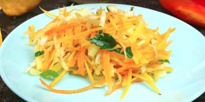 Hvordan forbereder en salat med græskar, kål, gulerødder, peberfrugter og æbler