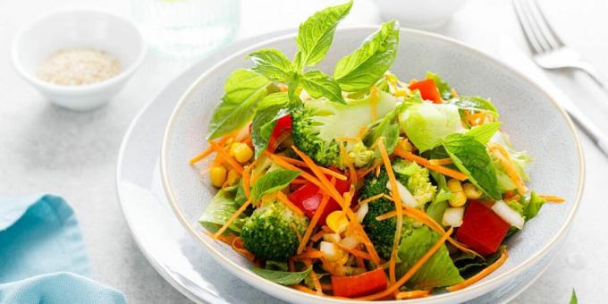 Salat med peberfrugt, gulerødder og broccoli