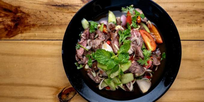 Lun salat med oksekød, grøntsager og sennepsdressing