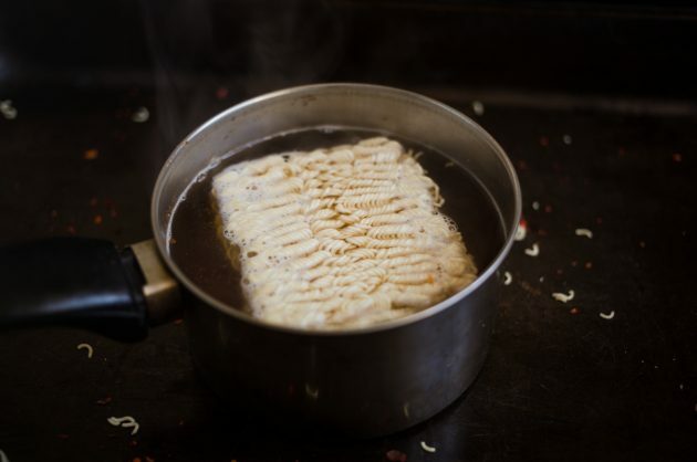 Sådan laver du ramen: Sænk varmen, og læg en blok nudler i bouillon