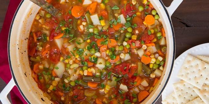 vegetabilske supper: suppe med gulerødder, majs, ærter og grønne bønner