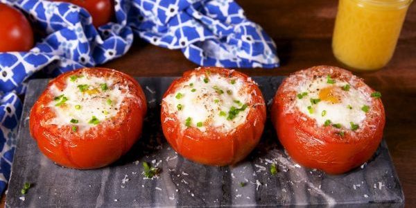 Sådan koge æg i ovnen: Bagte æg i kurven af ​​tomater