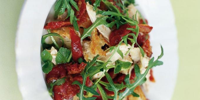 Lækre kylling retter: kylling salat, bacon og soltørrede tomater