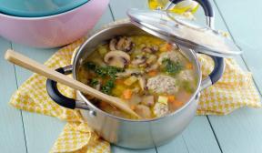 Suppe med kødboller og svampe