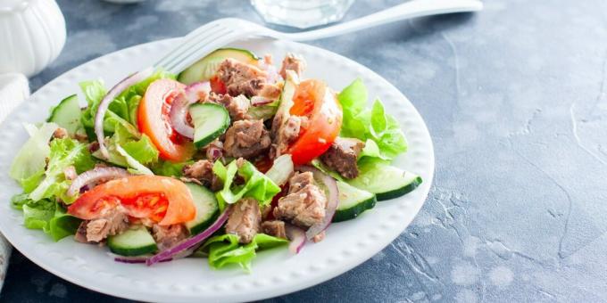 Enkel salat med tun og grøntsager