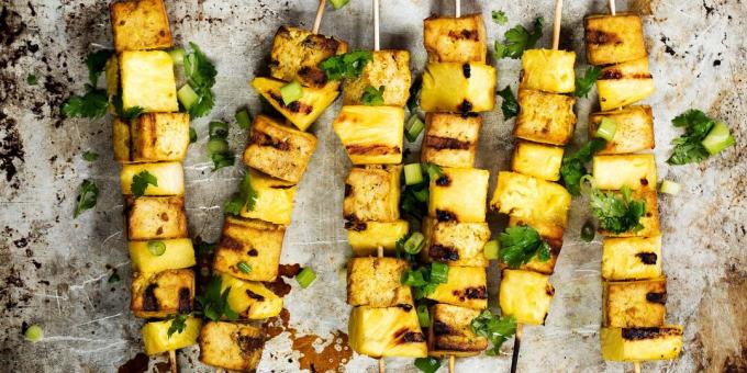 Hvad skal man lave mad udendørs, bortset fra kød: tofu med ananas i ingefær-soja marinade