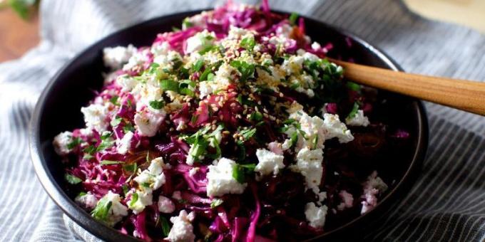 Vegetabilske salat med kål, figner og feta