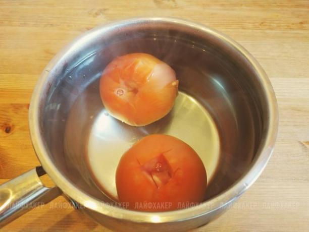 Slurvet Joe Burger Opskrift: Placer tomaterne i varmt vand i et par minutter