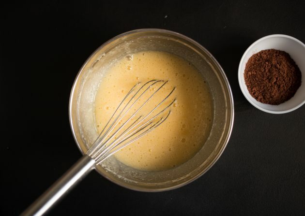 Kakao og flødeost Brownie Opskrift: Tilsæt æg og pisk blandingen godt