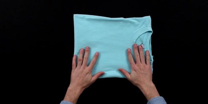 Fold T-shirt, således at den forreste del af dækket udragende muffe