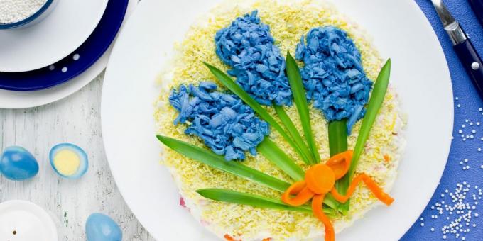 Festlig salat "Hyacinter" med pølse og kål: en simpel opskrift