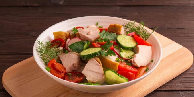 Salat med røget kylling, radise og friske agurker