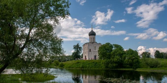 Seværdigheder i Vladimir og det omkringliggende område: landsbyen Bogolyubovo og forbønskirken på Nerl