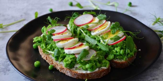 Sandwich med æg, radiser og grønne ærter