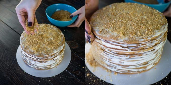 Opskrift kage "Honning kage": Den resterende kage trummerum i krummer og drys hendes kage.