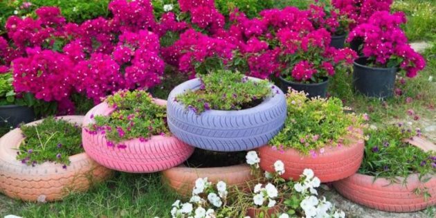 Hvordan man laver et blomsterbed af dæk
