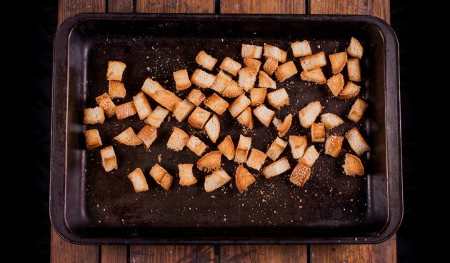 Sådan laver du ostefondue: tør dit brød i ovnen