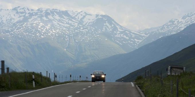 Vejen gennem Oberalp passet i Schweiz