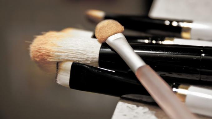 Hvordan at spare på kosmetik: læst skønhed bloggere