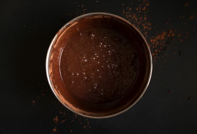 Opskrift på brownie med kakao og flødeost: kombiner den resulterende masse med sigtede tørre ingredienser