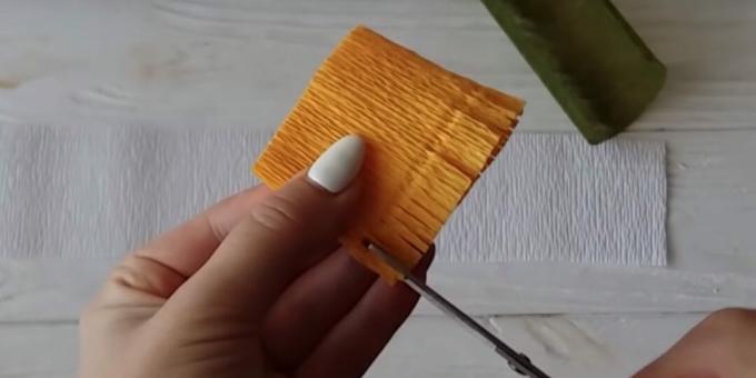 Sådan laver du en DIY slikbuket: lav snit på en strimmel