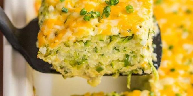 Opskrifter zucchini i ovnen: Bagt budding med zucchini, ris og ost