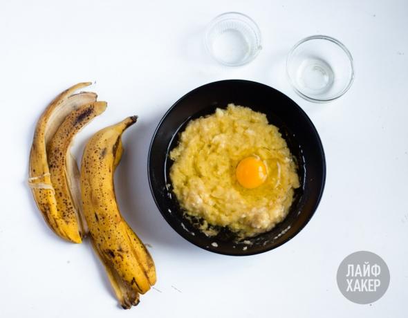 Banan brød: gnide banan, add æg og olie