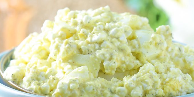 Salat med æg og ost