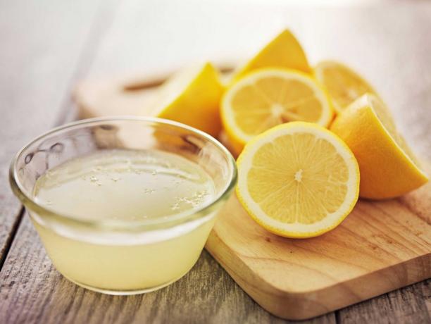 Citron vand mod pletter i mikrobølgeovnen